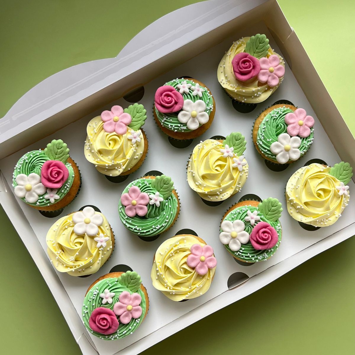 FunCakes CupCakes grün und gelb mit Zuckerdekoration Rosen und Blättern