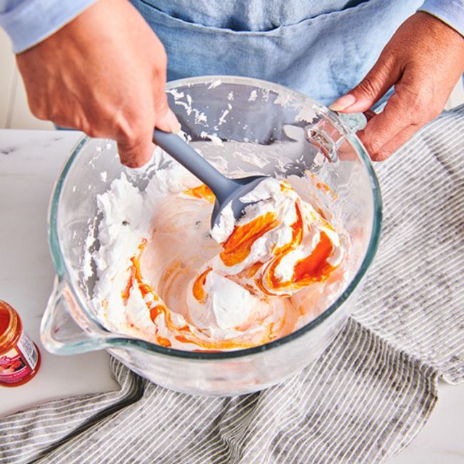 Aromapaste in Creme verrühren