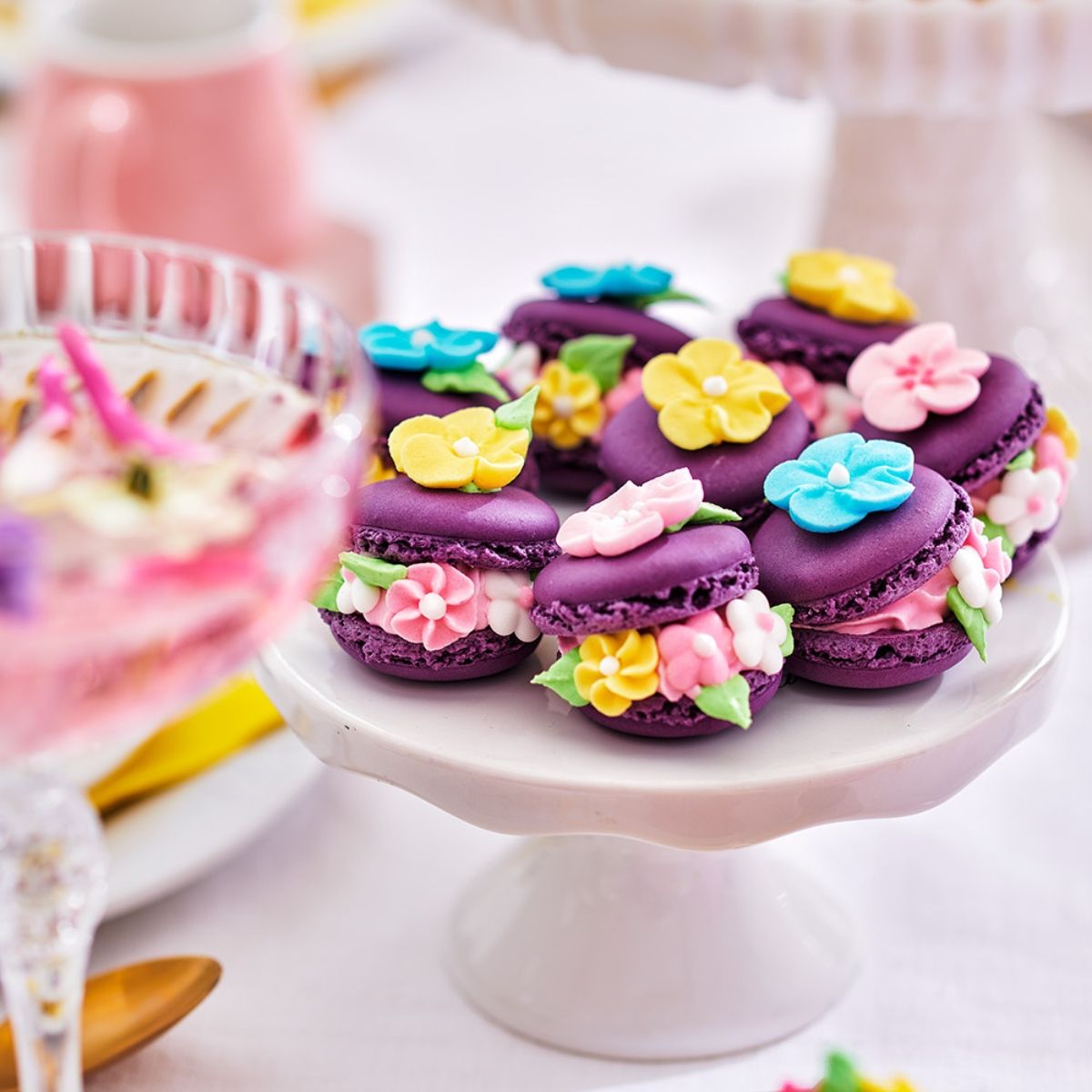 Pastell Zuckerblüten dekoriert auf Lila Macarons