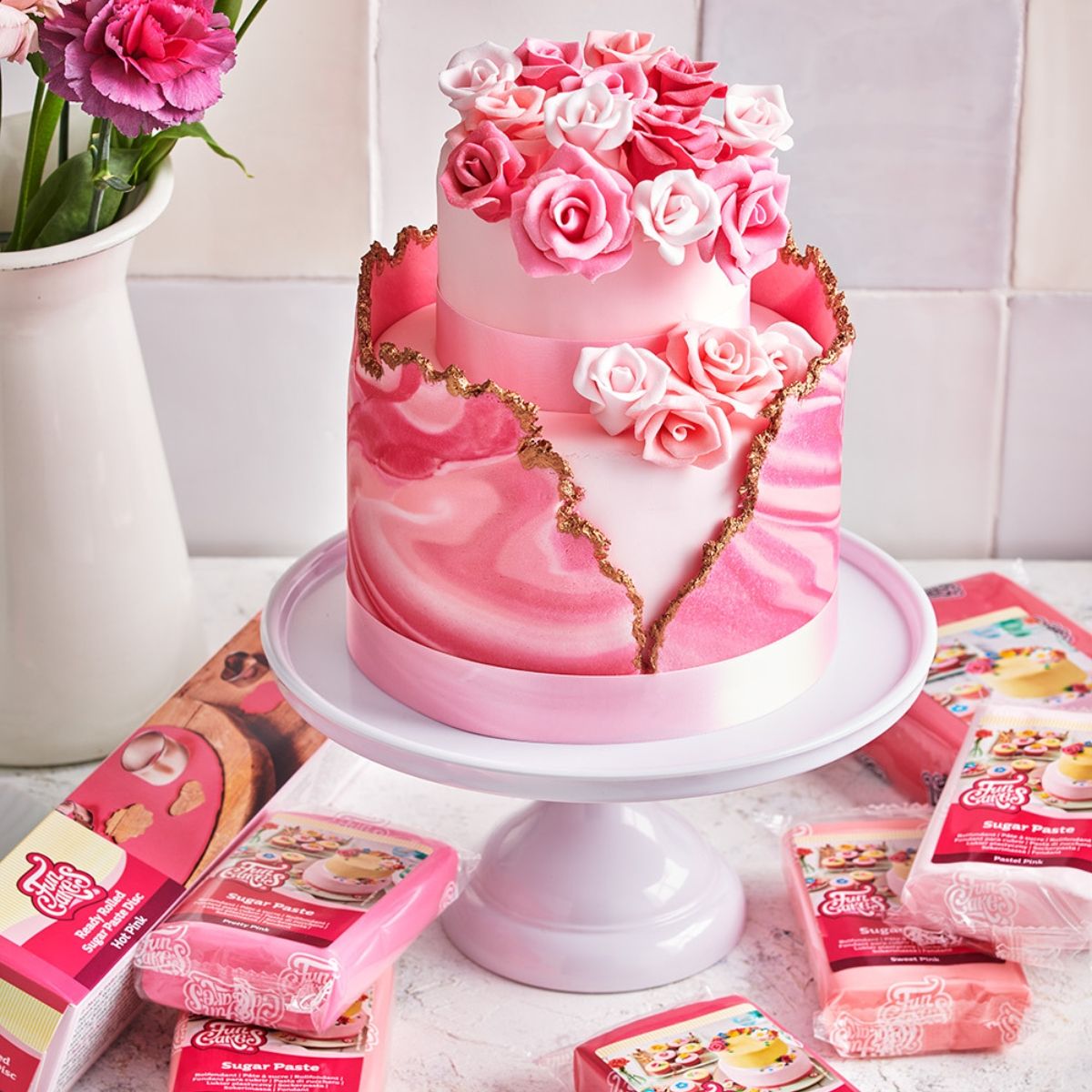 FunCakes Torte rosa und weiß mit gold und Fondantrosen