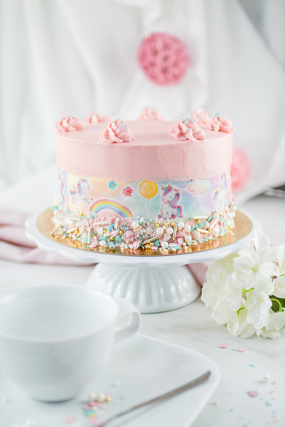 Tortenband um Torte auf gedeckten Tisch
