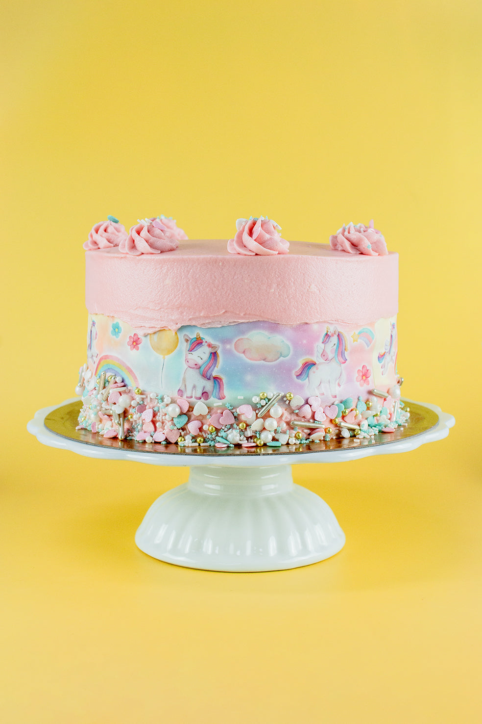 Tortenband Einhorn um geschmückte Torte auf Tortenständer