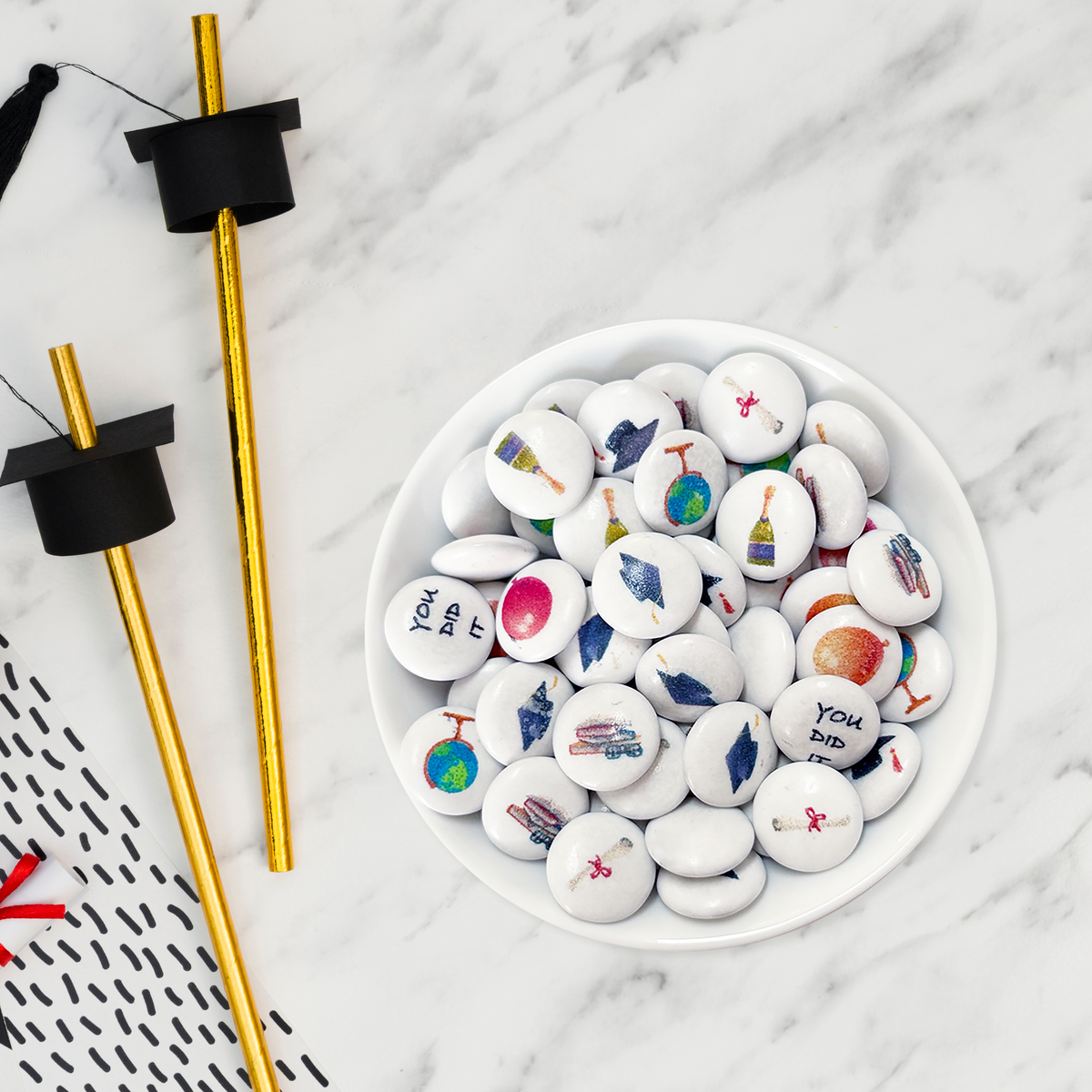 Motiv Schokolinsen mit diversen Bildern Abschluß bedruckt auf Flatlay