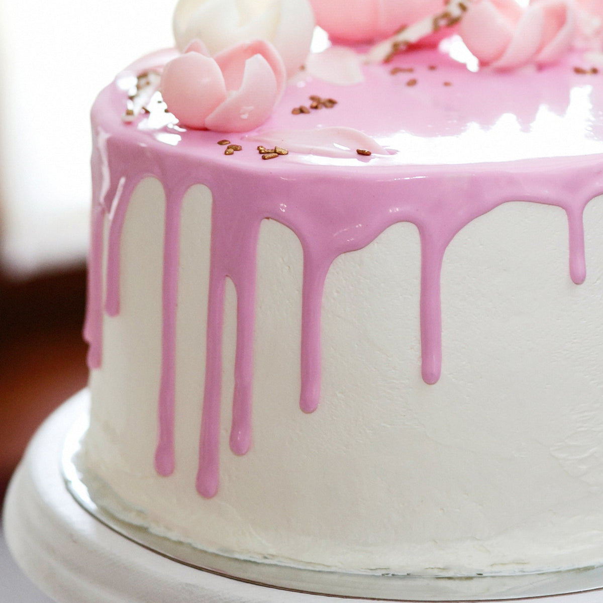 weiße Torte mit rosa CakeDrip