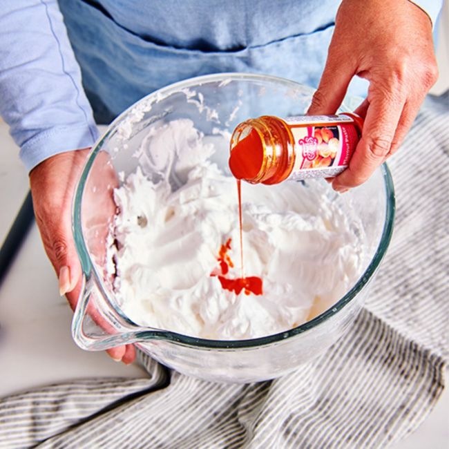 Geschmackspaste in Creme geben