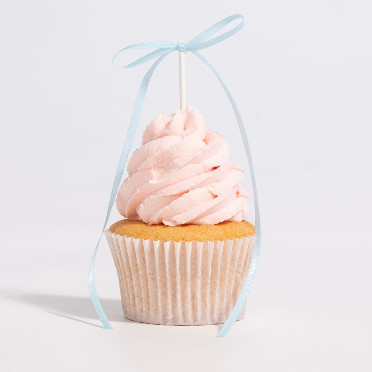 CupCake mit einer hellblauen Satinschleife
