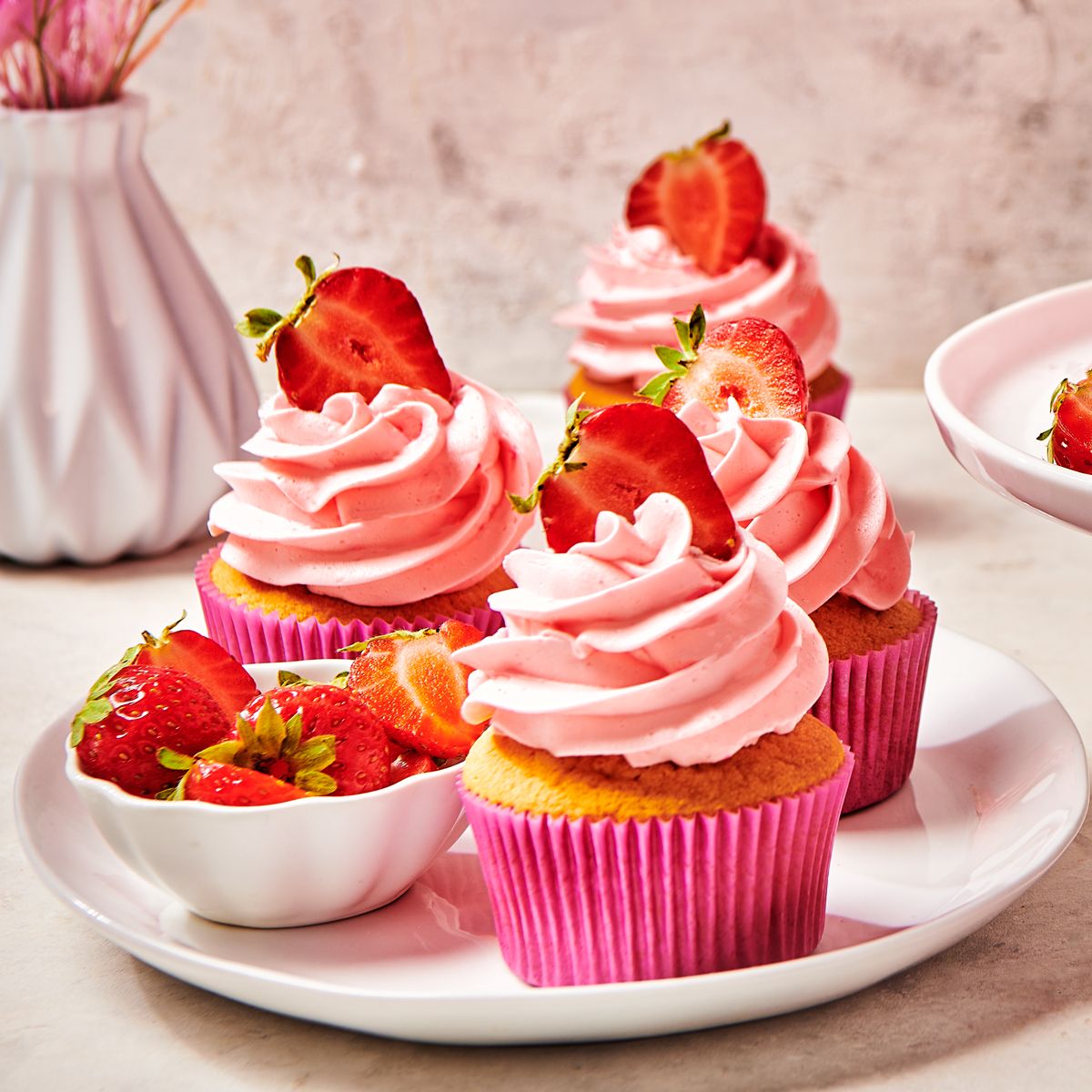 FunCakes Enchanted Cream CupCakes auf einem Teller