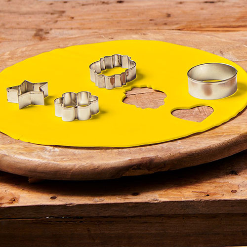 FunCakes Ausgerollte Fondantdecke Gelb - Mellow Yellow – Bild 3
