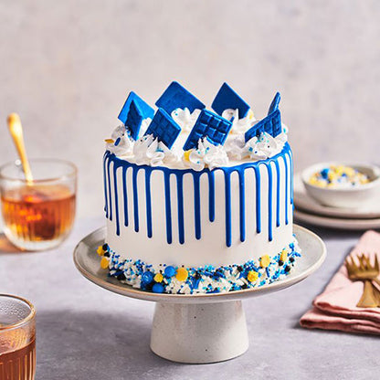 weiße Torte mit  CakeDrip Königsblau dekoriert