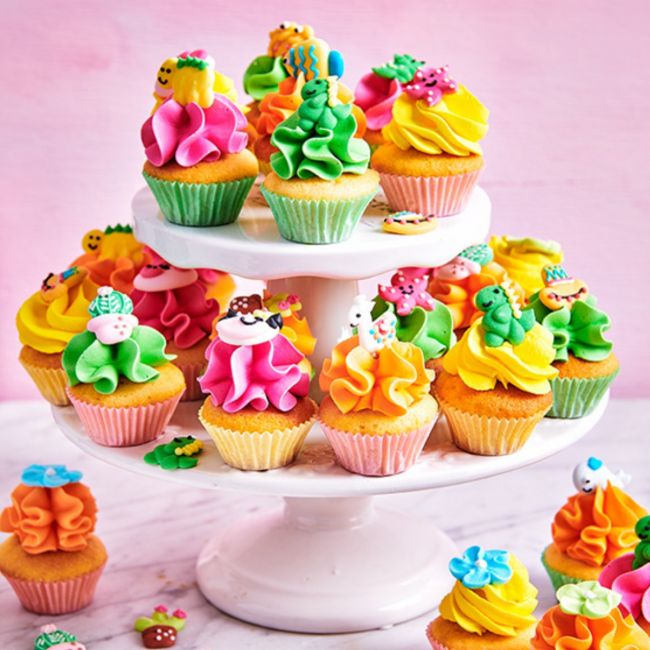Beispiel verschiedene Zuckerdekorationen auf bunten CupCakes