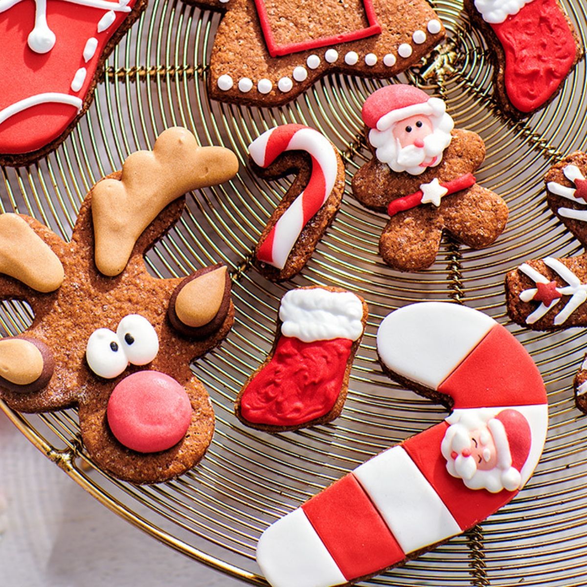 Weihnachtsplätzchen dekoriert mit Zuckerdekoration Santa Claus