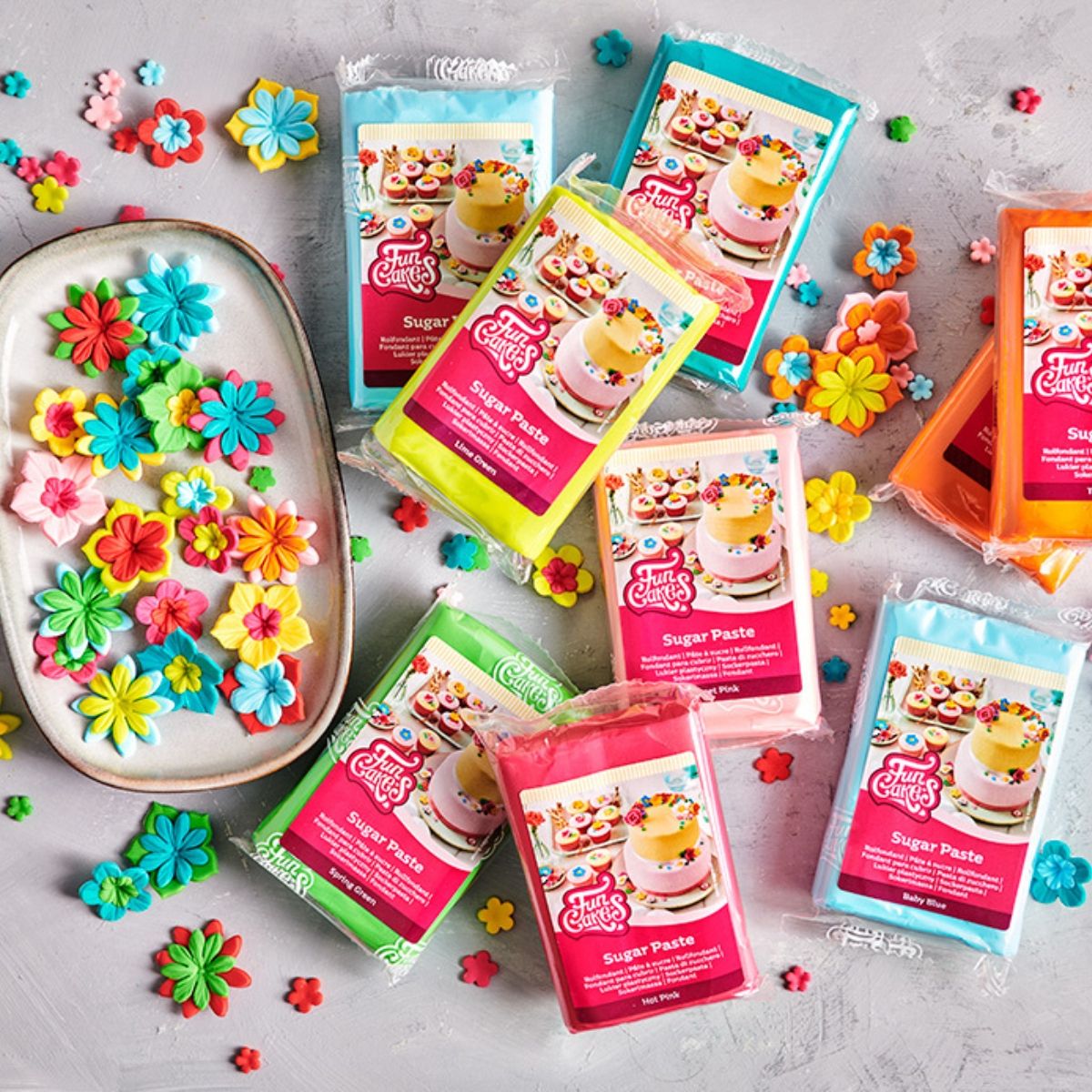 FunCakes Fondant verschiedene Farben in Packungen ausgelegt