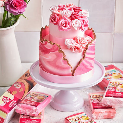 Fondanttorte rosa weiß mit Rosen auf Tortenständer