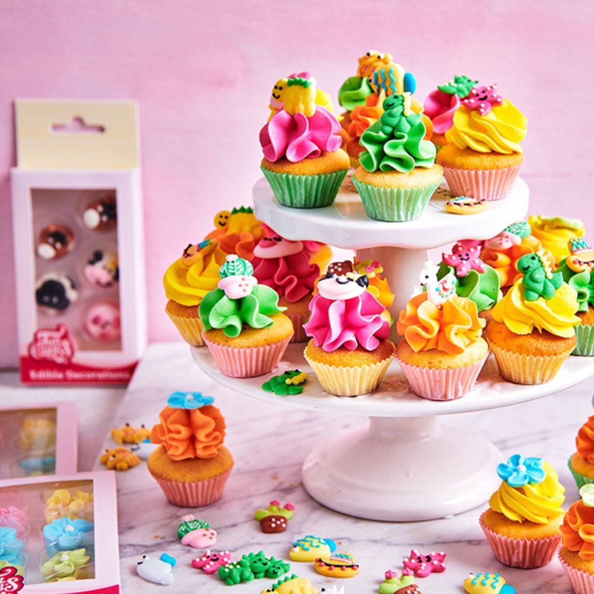 FunCakes Etagere mit bunten CupCakes mit Zuckerdekorationen