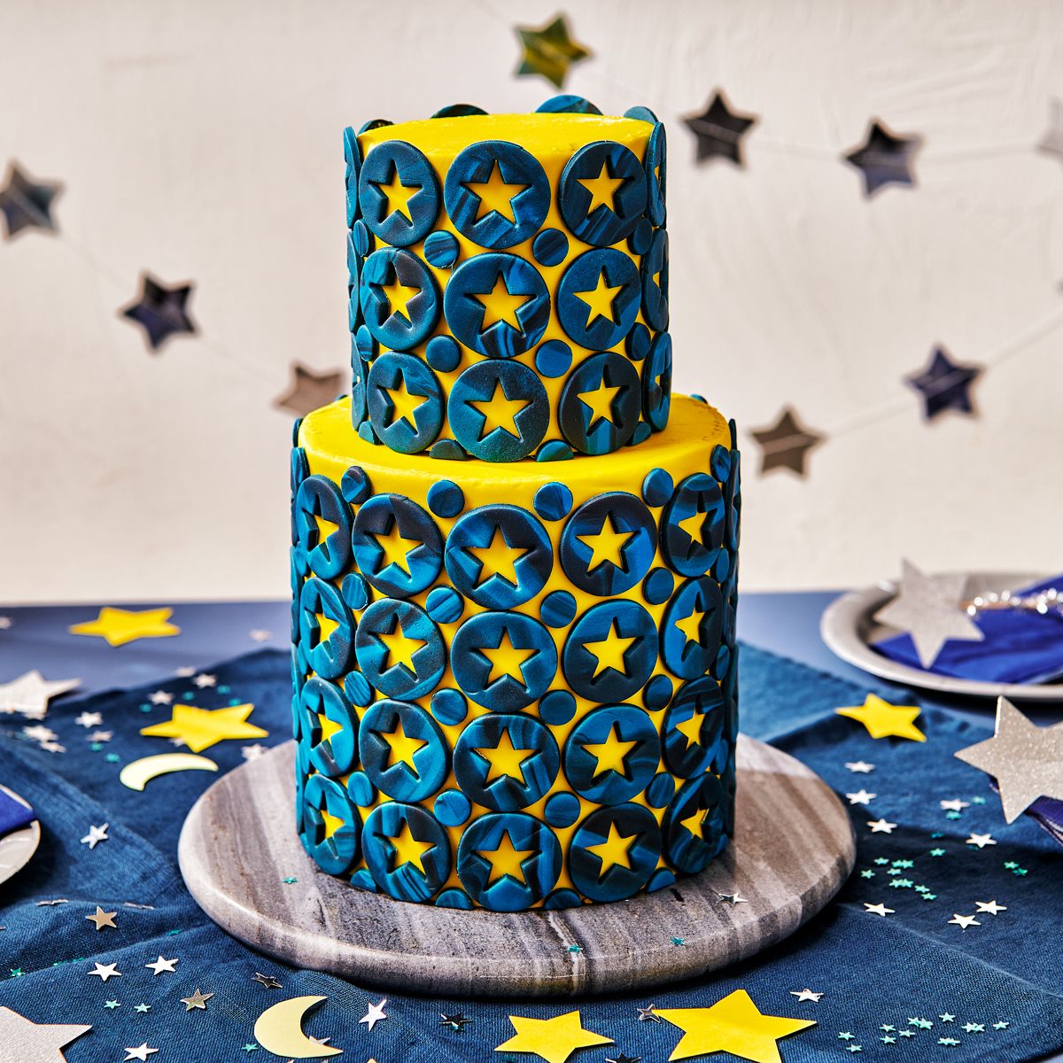 Fondant Torte Midnight Blue und Electric Yellow