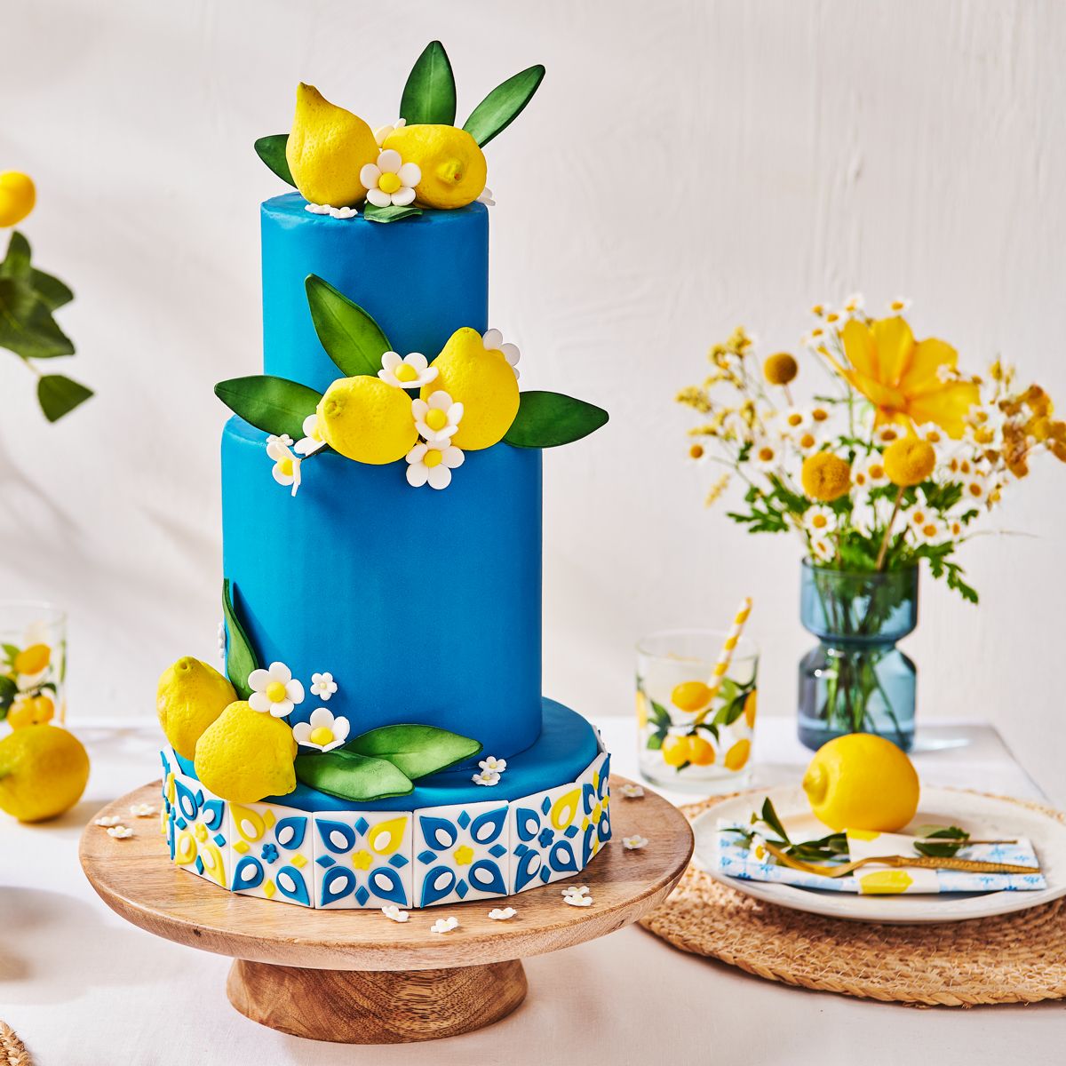 italienisch dekorierte Fondant Torte mit den Farben Bella Blue und Electric Yellow und Zitronendekoration