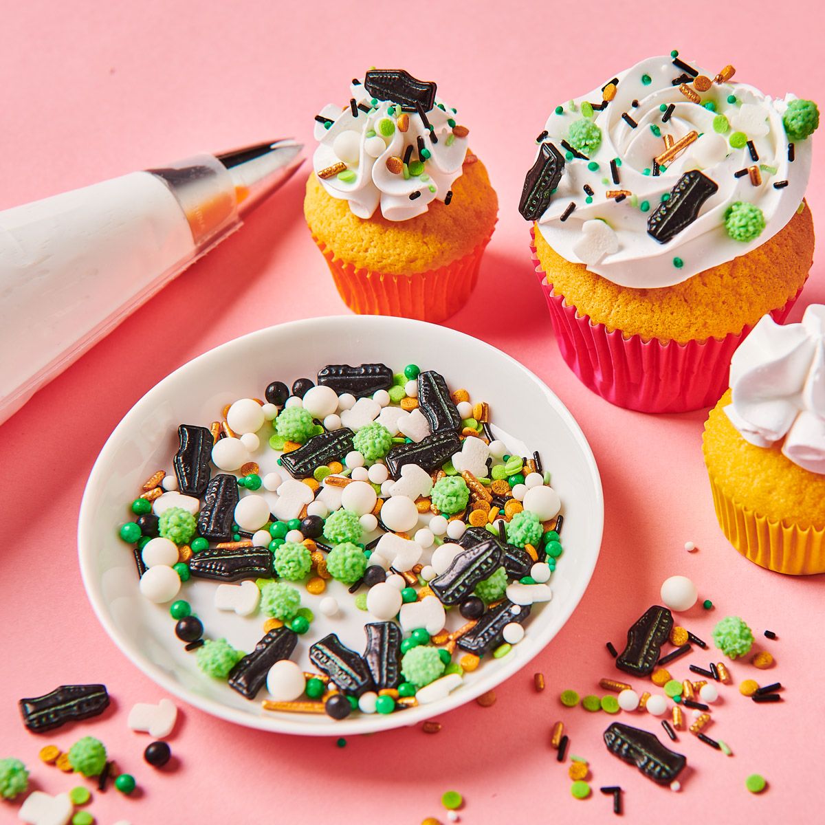 Streuselmischung Football Fever in Schale und auf CupCakes