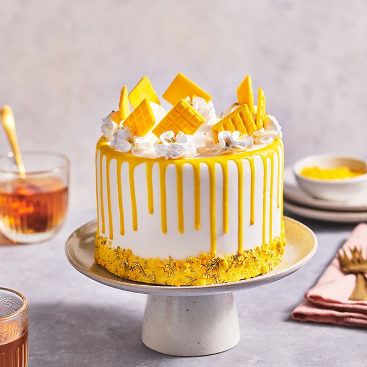 Torte mit gelbem Cake Drip