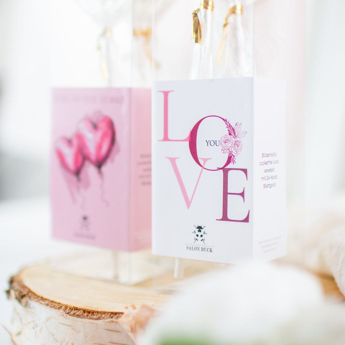 Herzblüten-Lollis Valentinsgeschenkset Love-Etikett transparente Schachtel Nahaufnahme