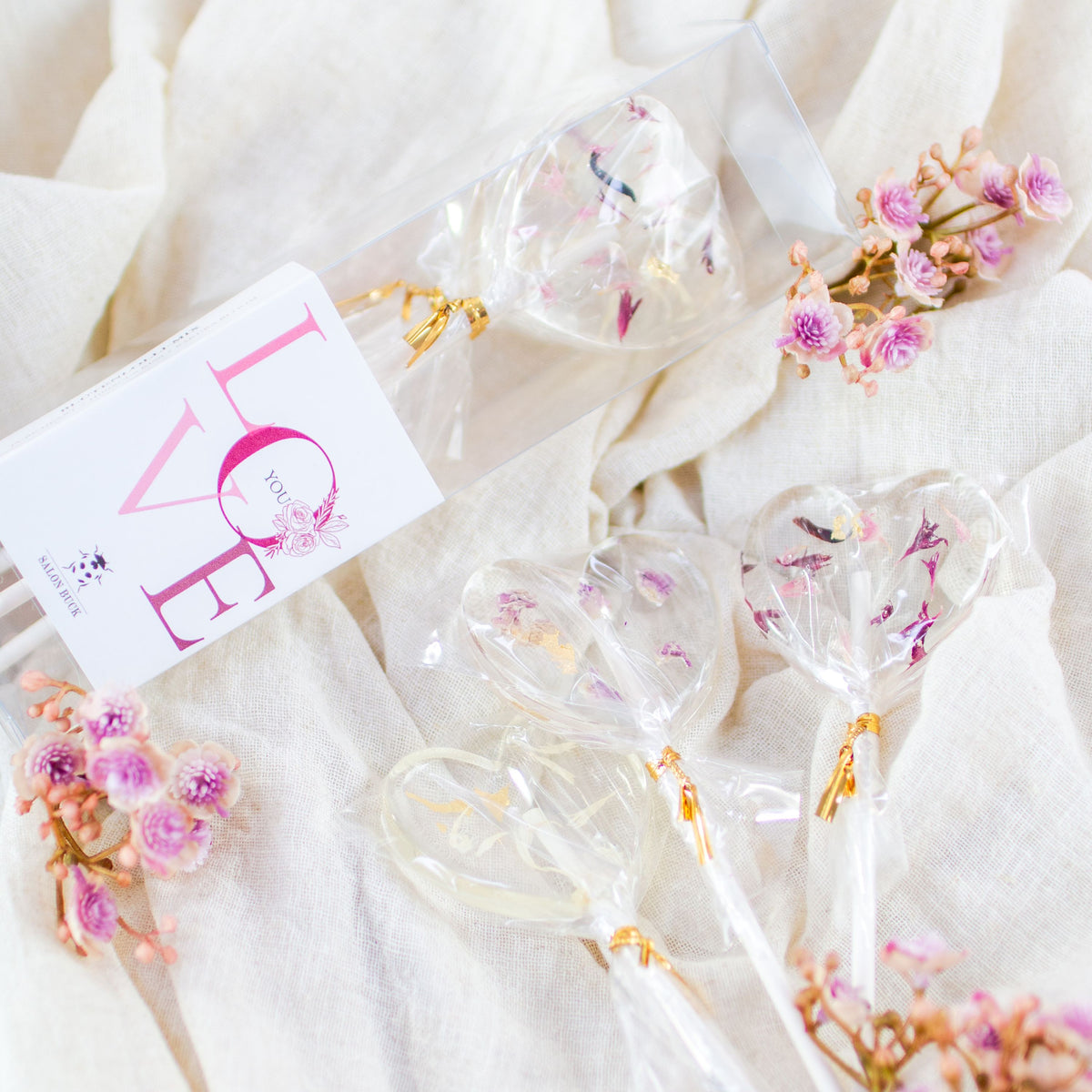 Herzblüten Lollis Valentinsgeschenkset Love-Etikett Schachtel mit ausgepacktem Inhalt