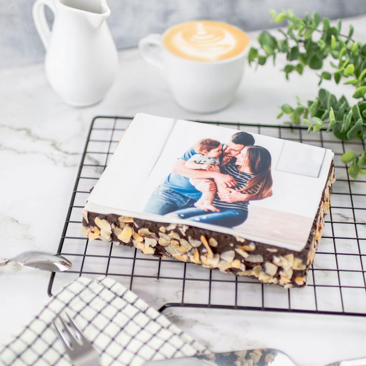 rechteckige Schoko-Fototorte auf Kuchengitter mit Kaffeedeko