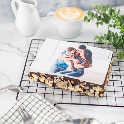 rechteckige Schoko-Fototorte auf Kuchengitter mit Kaffeedeko