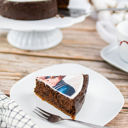 Tortenstück Schoko-Fototorte auf Teller mit Gabel