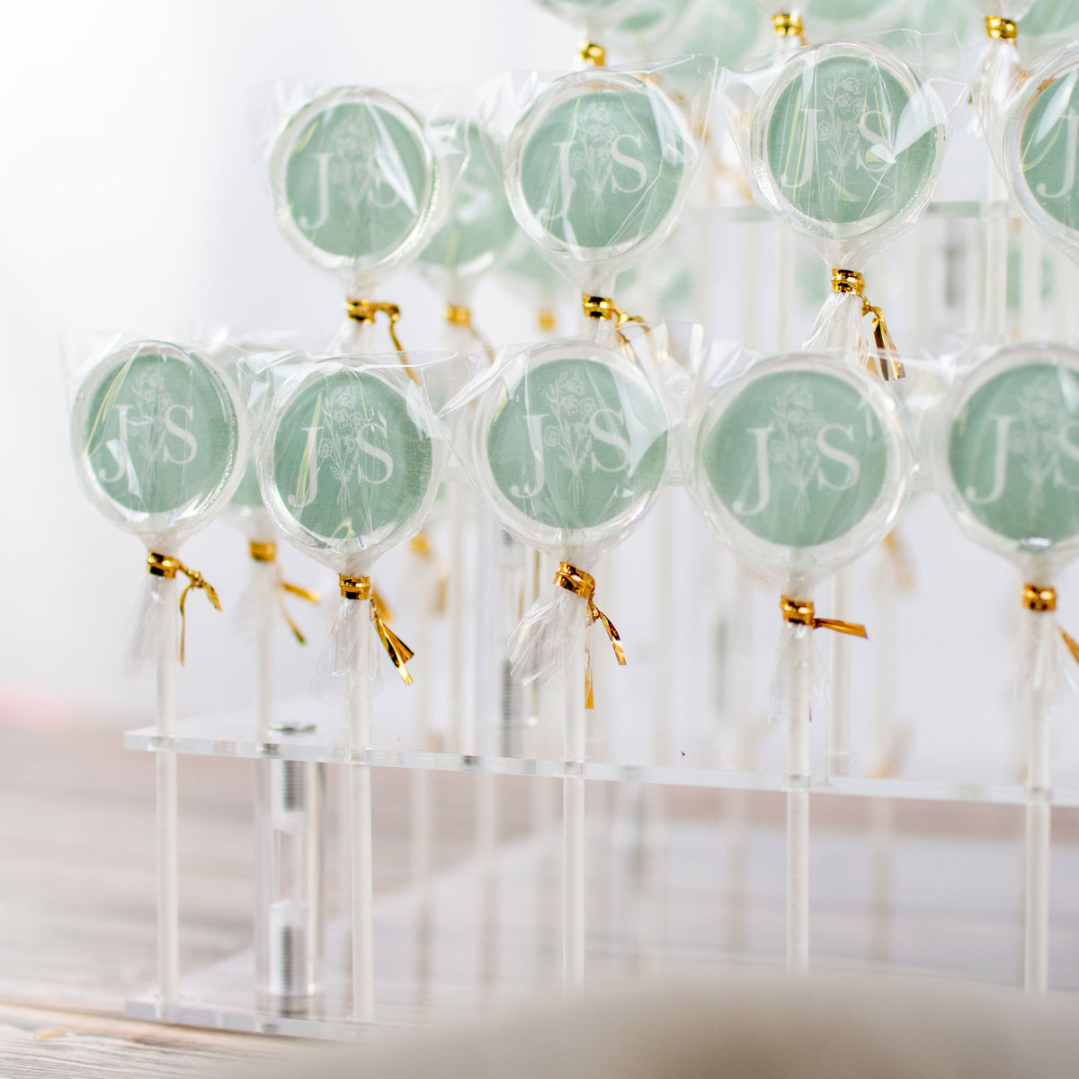 Transparente Lolli Etagere mit 3 Etagen für bis zu 56 Lollis mit salbeifarbenen Lollis bestückt Ausschnitt