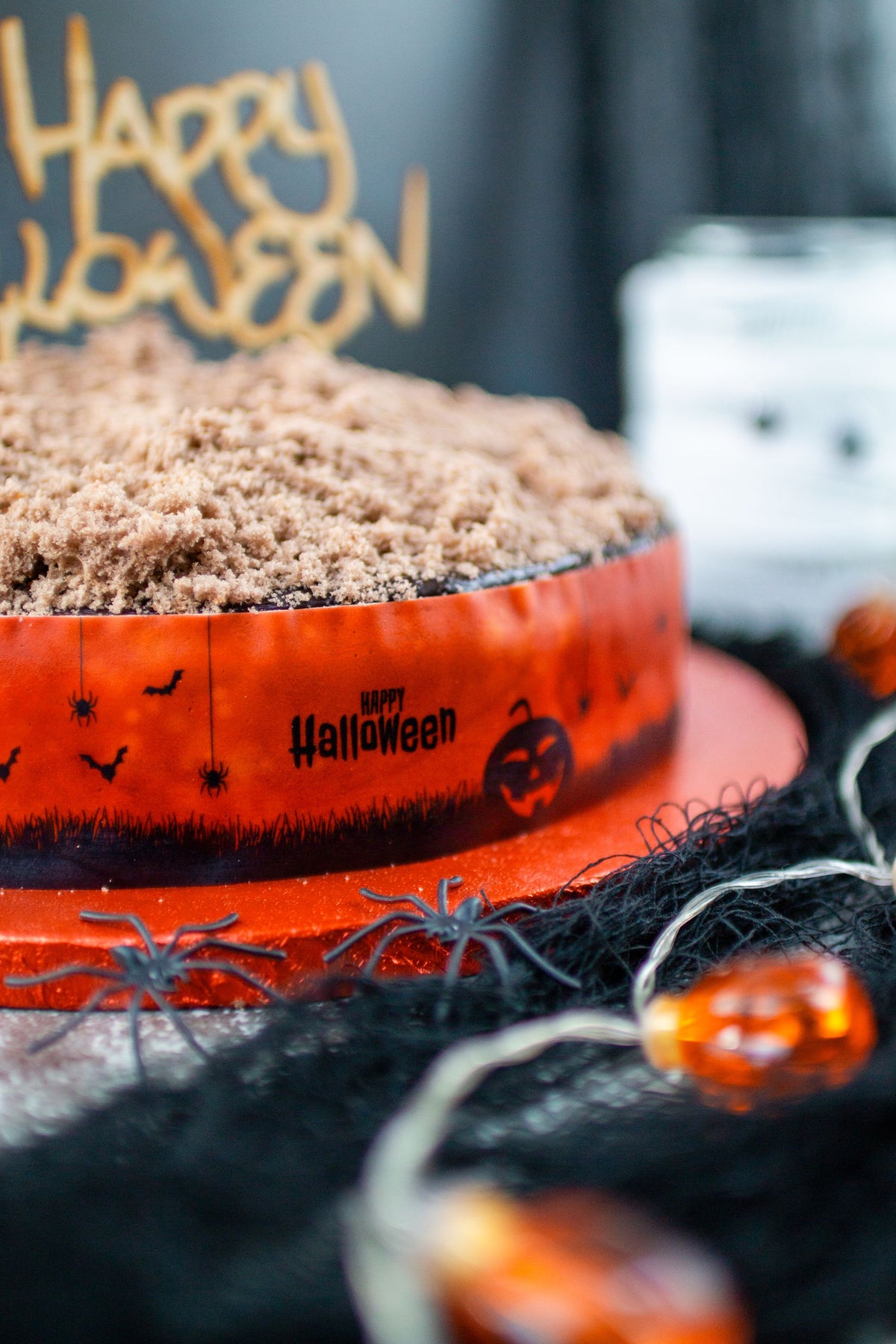 Bildausschnitt einer Torte mit Halloween Tortenband orange schwarz