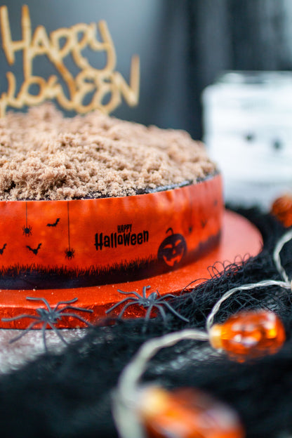 Bildausschnitt einer Torte mit Halloween Tortenband orange schwarz