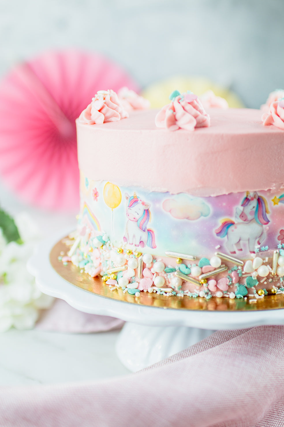 Tortenband um Torte mit Streusel auf Tortenständer