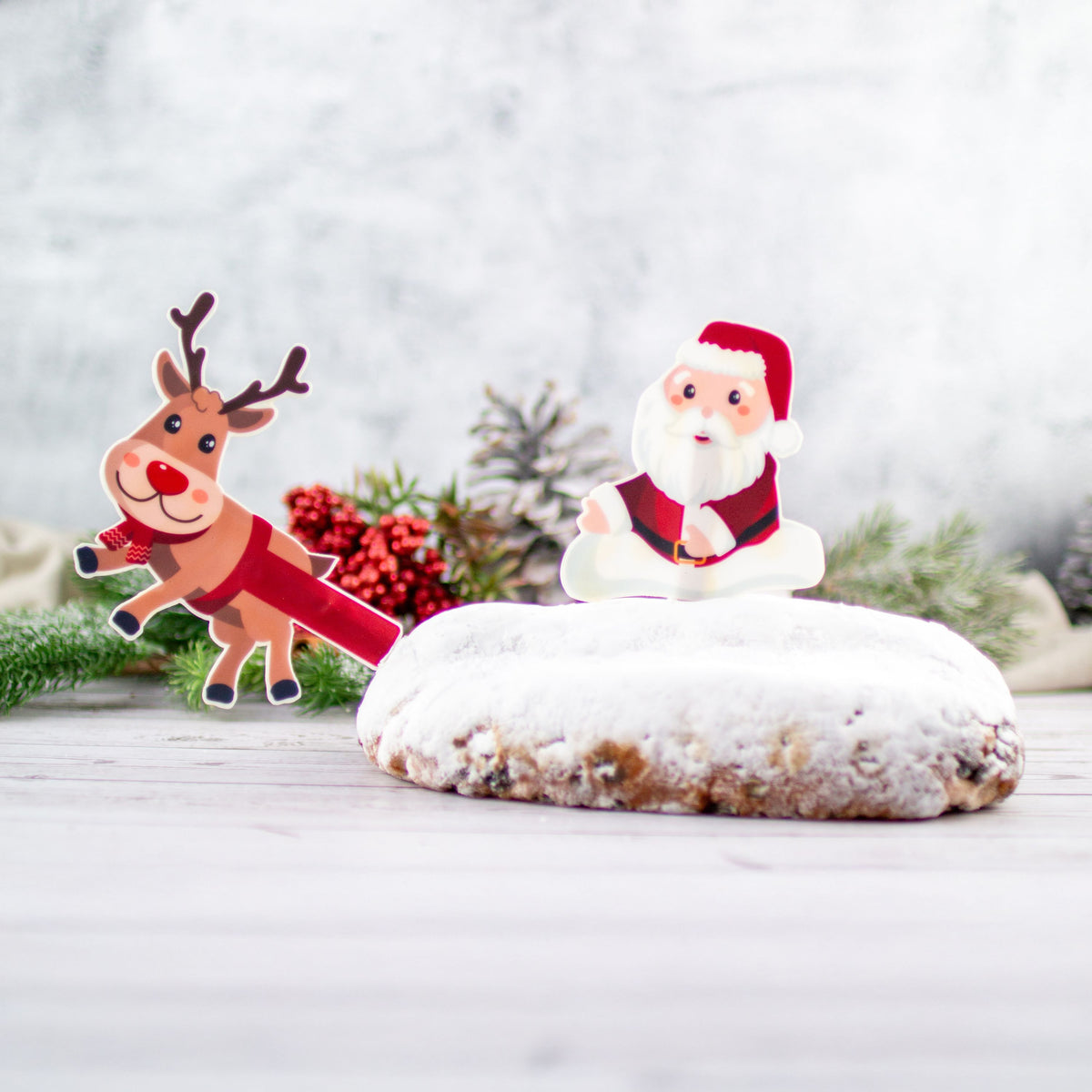 Fondant Kuchen-Einstecker Weihnachtsmann mit Rentier im Stollen als Schlitten