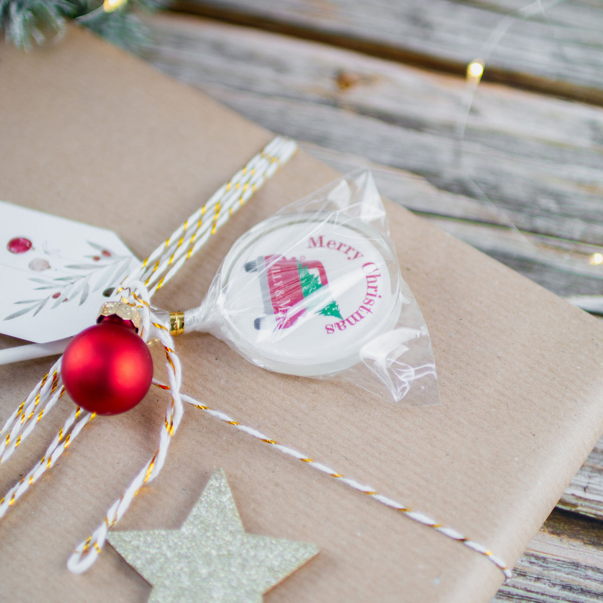 MotivLolli Coming home for x-mas an Geschenk mit Kugel
