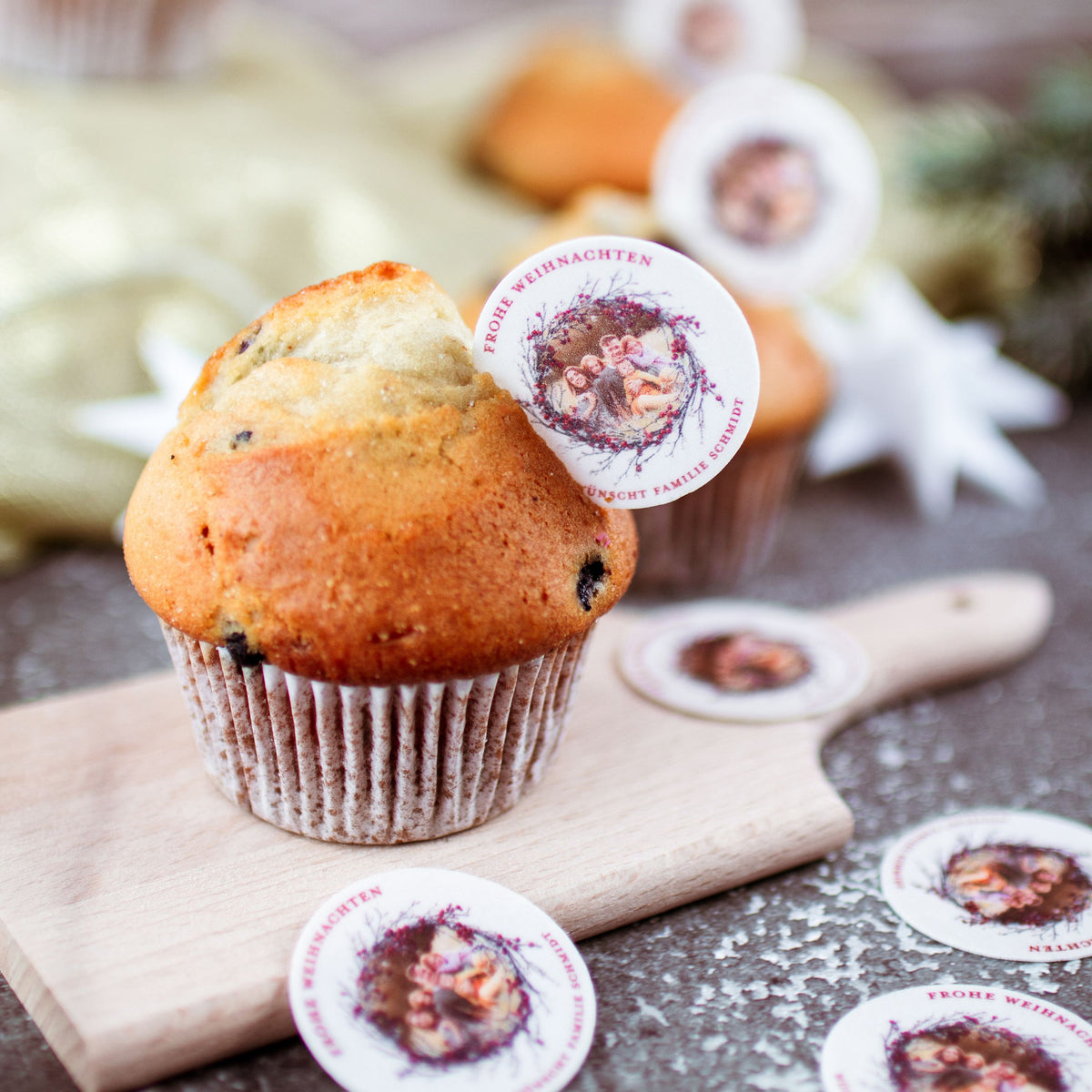 Muffin mit eingesteckter Oblate Beerenkranz und Oblaten als Deko