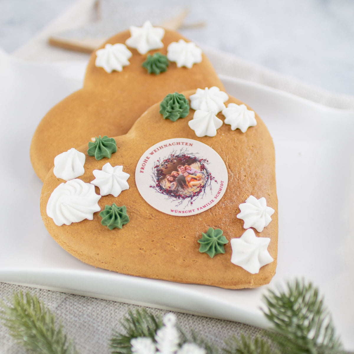 Lebkuchenherz mit Icing Tupfen und Oblate Beerenkranz
