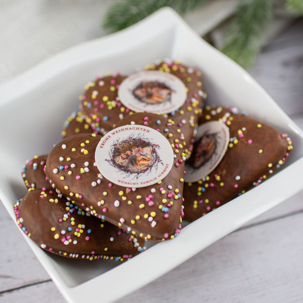 Schokoladenlebkuchenherzen mit Streuseln und Motivoblate Beerenkranz