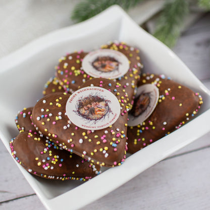Schokoladenlebkuchenherzen mit Streuseln und Motivoblate Beerenkranz
