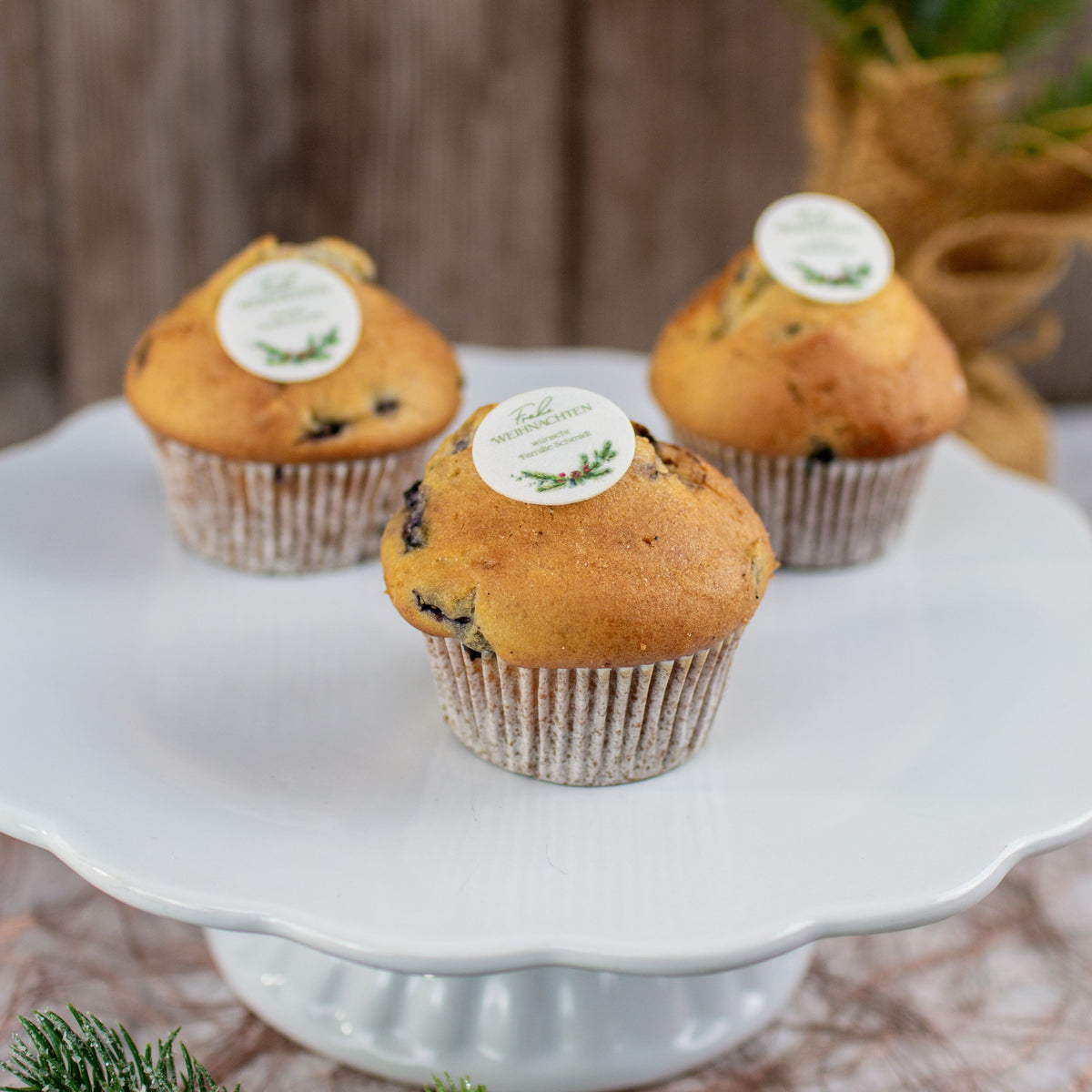 3 Muffins auf Tortenplatte mit Motivoblate Tannengrün