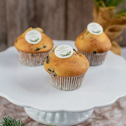 3 Muffins auf Tortenplatte mit Motivoblate Tannengrün