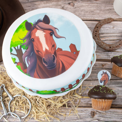 Torte mit Tortenbild Pferdekopf auf Holztisch mit Stroh und Muffins