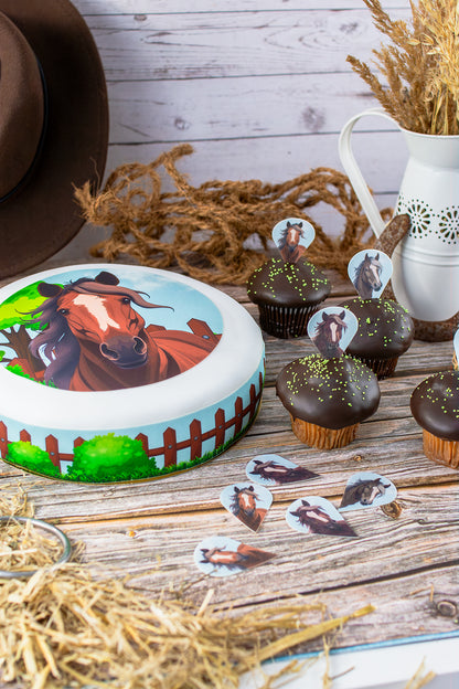 Oblaten Einstecker in Muffins mit Torte auf Holztisch