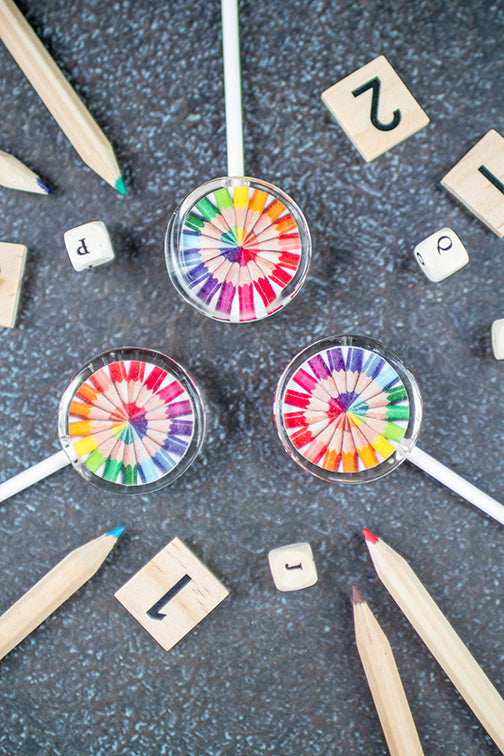 3 MotivLollis Buntstifte als Flatlay dekoriert mit Stiften