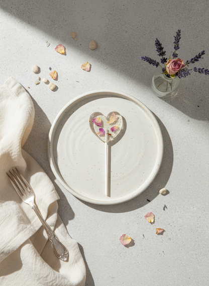 Blütenlolli Herz Lovestory mit Rosenblättern auf Teller