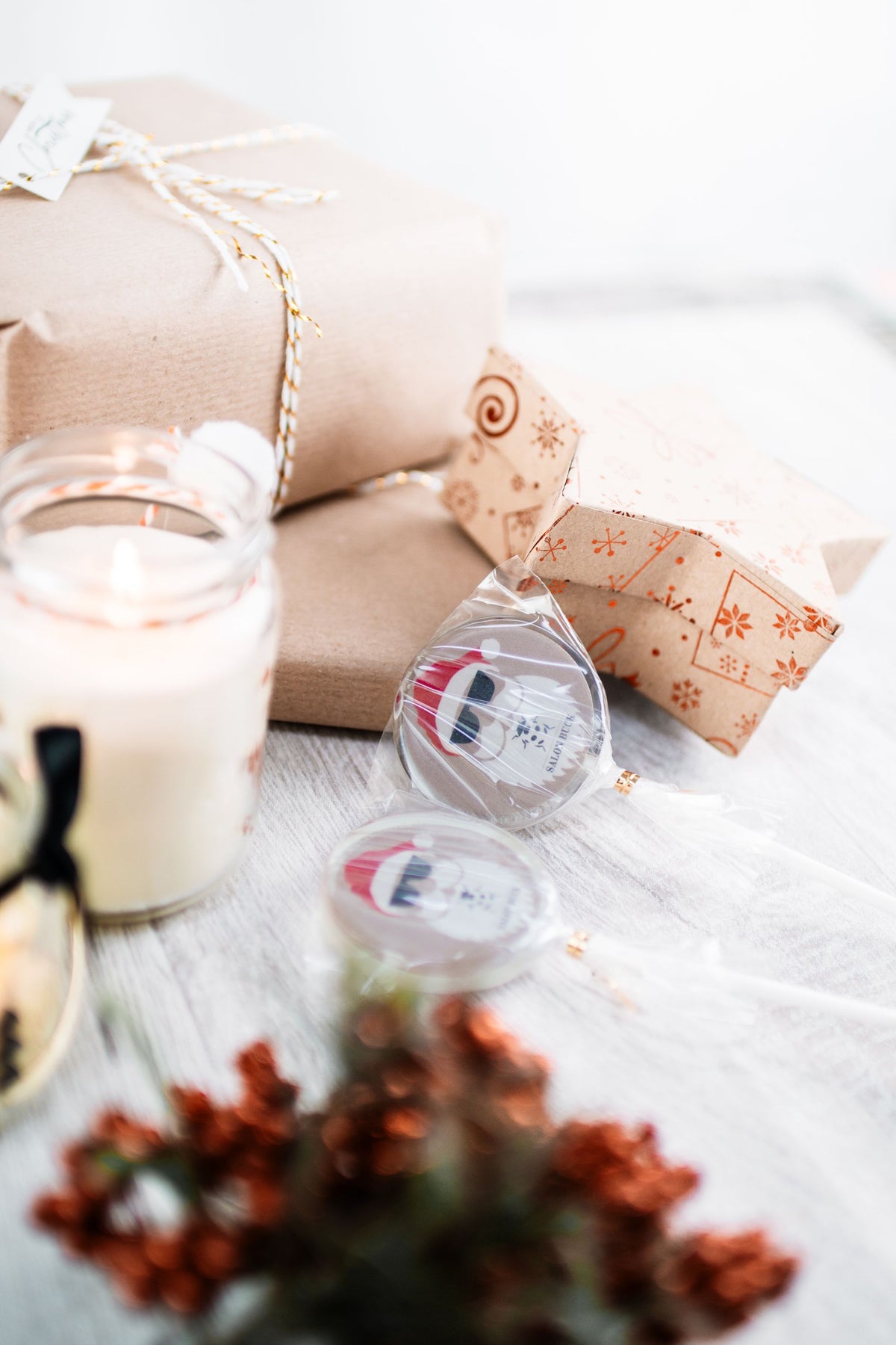 MotivLolli Crazy Santa zwischen Geschenken liegend