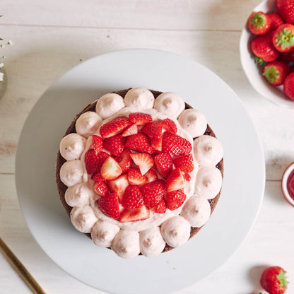 Erdbeertorte mit Erdbeeren von oben fotografiert