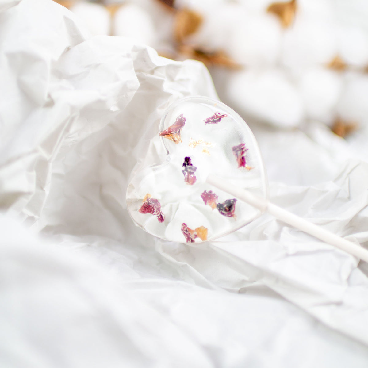 herzförmiger Blütenlolli mit roten Rosenblättern und  Blattgold Bloom Amour