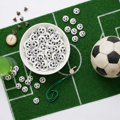 Schokolinsen Motiv Fußball in einer Schale auf einem Fußballfeld mit Ball, Pfeife und Stoppuhr