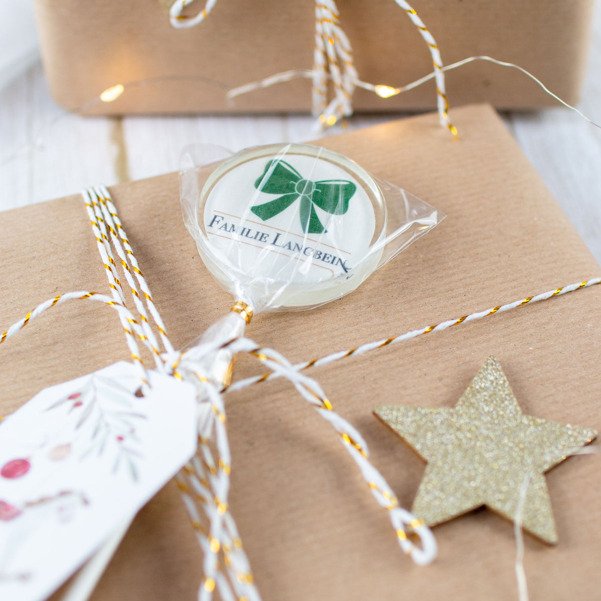 Motivlolli Familiengeschenk grün auf Geschenk mit Lichterkette