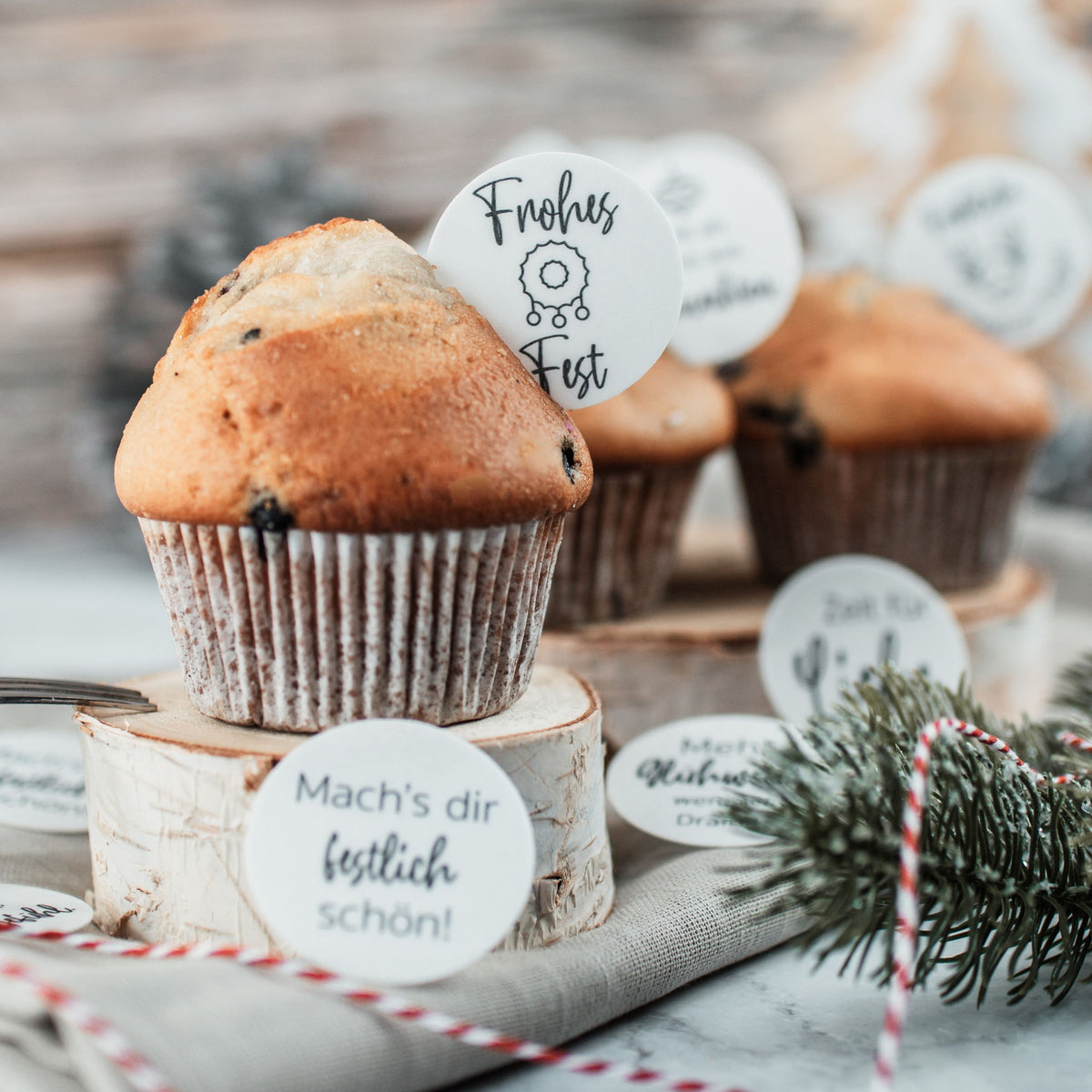 Muffins dekoriert mit Motivoblaten mit Weihachtssprüchen