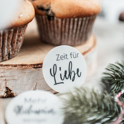 Oblate mit Text "Zeit für Liebe" zu Weihachten